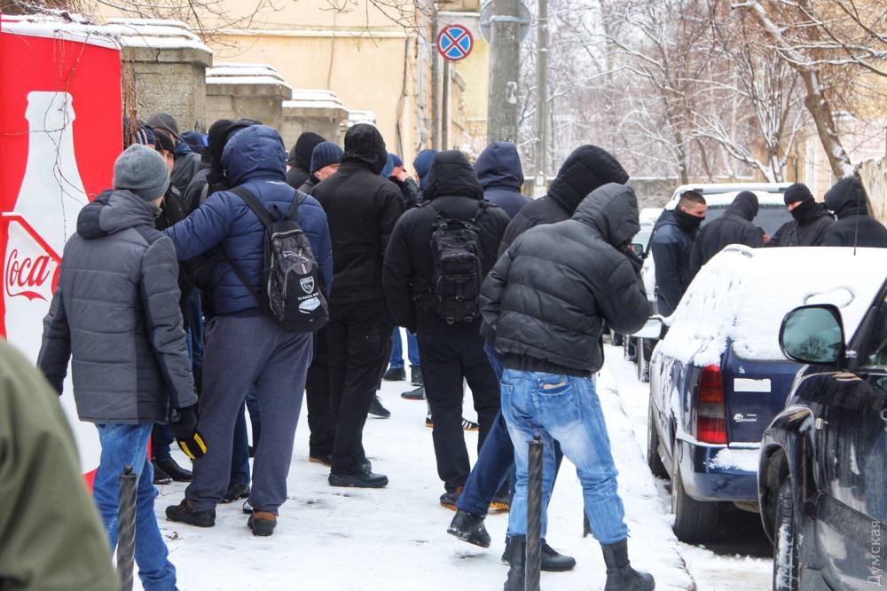 Близько 70 осіб з арматурою увірвались у санаторій в Одесі: фото