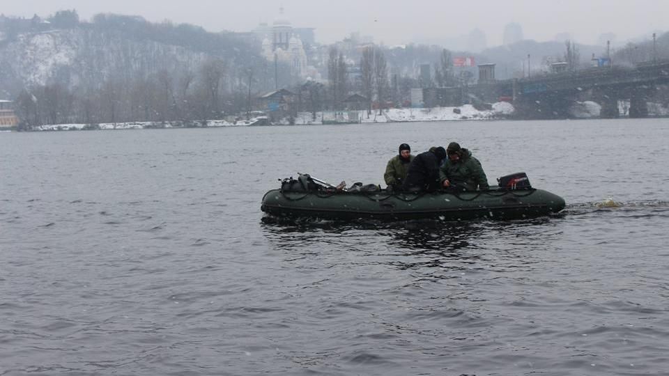 В Киеве из Днепра вытащили тело женщины