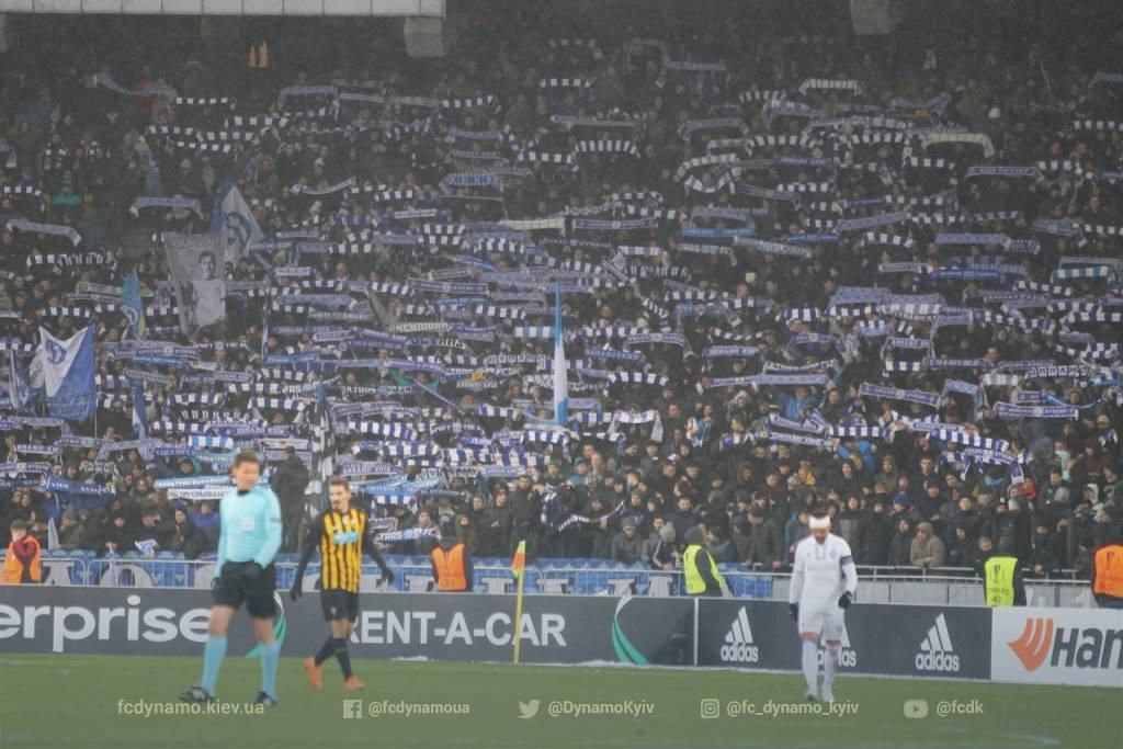 Киевские фанаты забросали камнями автобус болельщиков АЕК: видео Киевские фанаты забросали камнями автобус болельщиков АЕК: видео