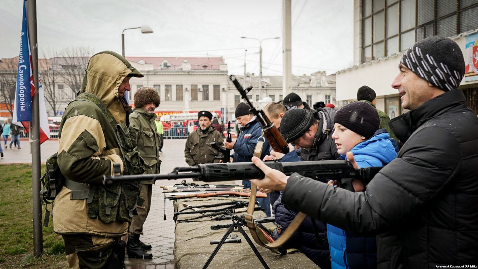 В оккупированном Крыму детям показали вооружение армии России: фото и видео