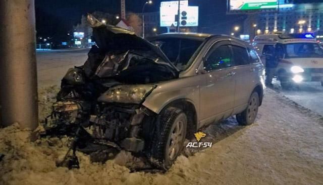 В Новосибирске автомобиль въехал в толпу: есть жертвы