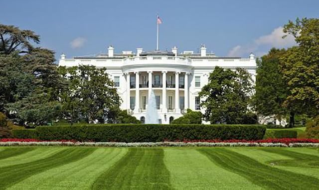 В ограду Белого дома въехал автомобиль В ограду Белого дома въехал автомобиль