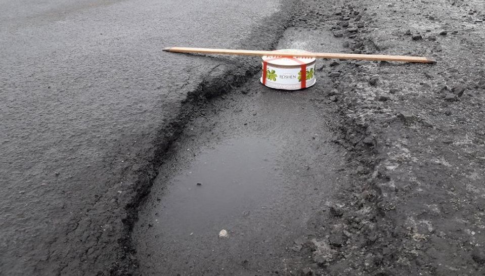 На Харківщині поміряли ями на дорогах тортом "Рошен": курйозні фото На Харківщині поміряли ями на дорогах тортом "Рошен": курйозні фото