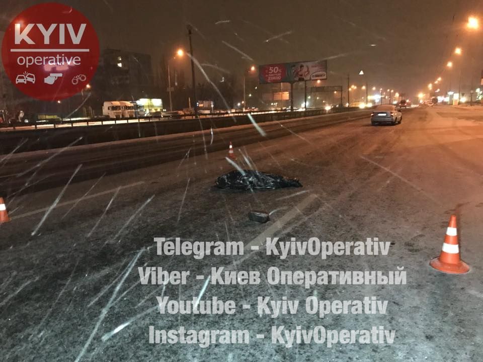 У Києві чоловік намагався перейти восьмисмугову дорогу: моторошні фото та відео (18+)
