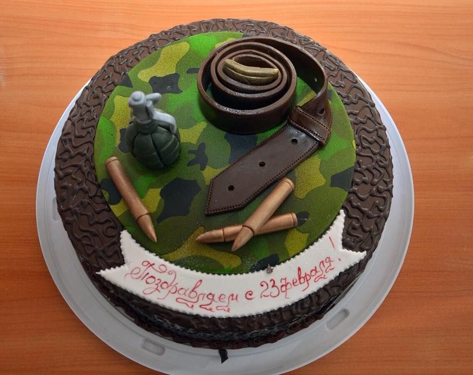 Торт с гранатой, шампанское и Королевская: в Славянске отметили 23 февраля Торт с гранатой, шампанское и Королевская: в Славянске отметили 23 февраля