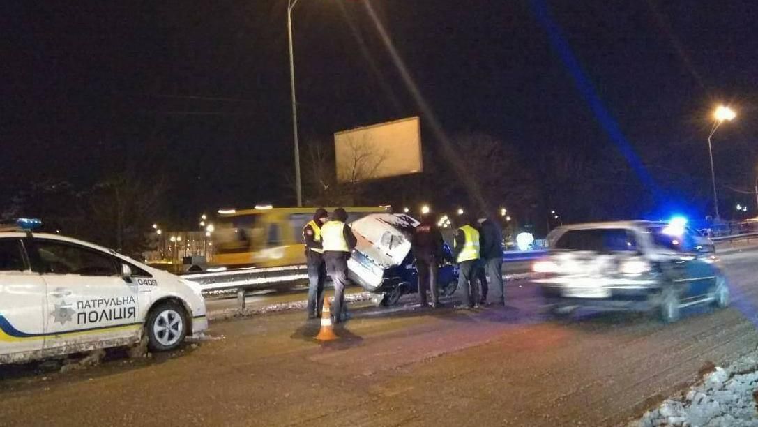 Пьяный водитель едва не повторил уникальное прошлогоднее ДТП в Киеве Пьяный водитель едва не повторил уникальное прошлогоднее ДТП в Киеве