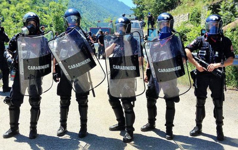 В Італії відбулись багатотисячні мітинги праворадикалів та антифашистів за тиждень до виборів
В Італії відбулись багатотисячні мітинги праворадикалів та антифашистів за тиждень до виборів