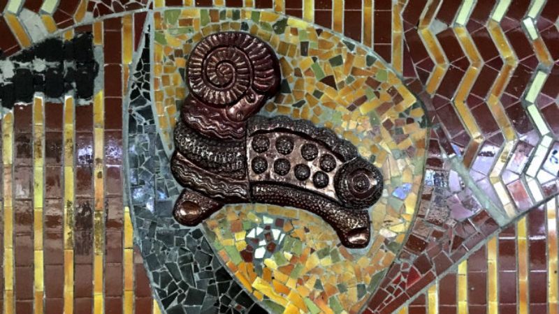 За демонтованими у Києві МАФами знайшли забуті мозаїки 1968 року

