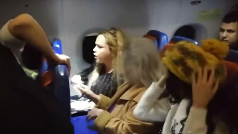 Російська "дружина депутата" влаштувала розбірки на борту літака: відео