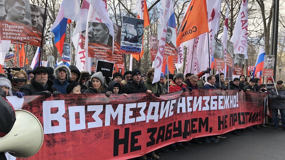Плакаты про Крым и Путина активистам не разрешили пронести на марш памяти Немцова в Москве