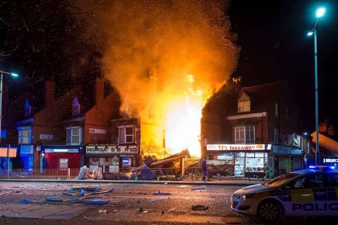 Магазин злетів у повітря у Великобританії, є постраждалі Магазин злетів у повітря у Великобританії, є постраждалі