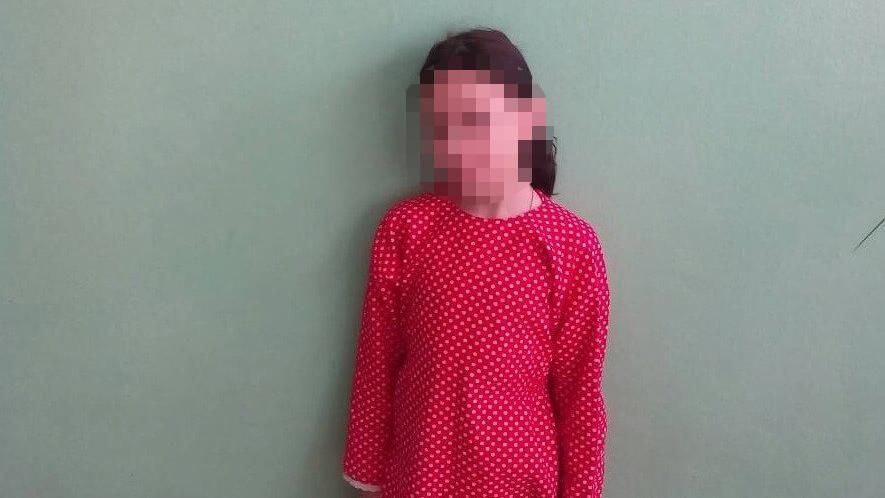 Матір залишила доньку у хостелі на 1,5 місяці: поліція її знайшла п'яною на вокзалі у Києві 