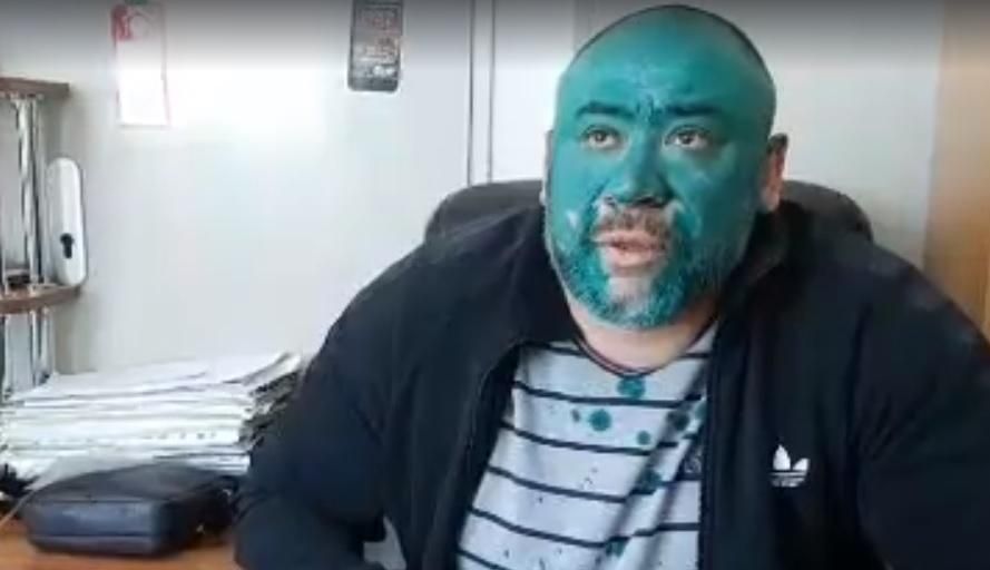 Тітушці Крисіну активісти принесли в лікарню отруту та облили зеленкою: фото та відео Тітушці Крисіну активісти принесли в лікарню отруту та облили зеленкою: фото та відео