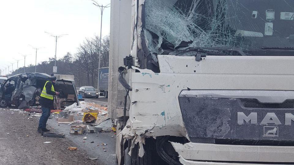 У Києві вантажівка влетіла у припаркований автомобіль: є загиблий (фото та відео)