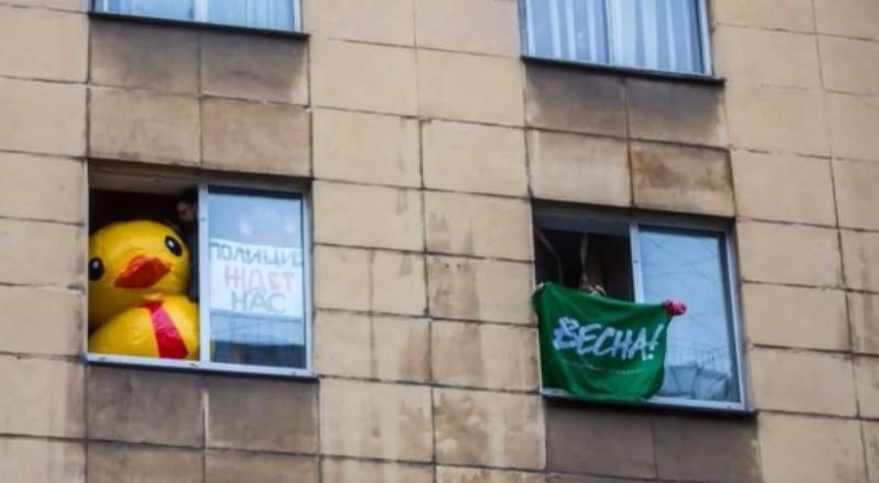 У Санкт-Петербурзі заарештували громадського активіста за "гумову качечку" у вікні

