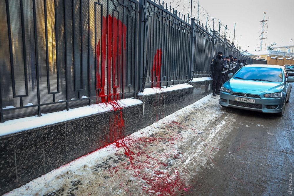 В Одессе активисты облили красной краской и забросали файерами консульство России