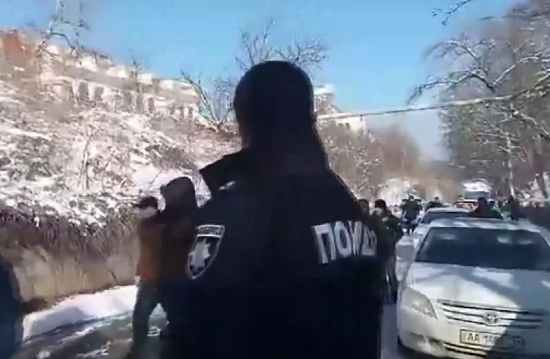 В Одессе титушки в присутствии копов избили активистов за "платную улицу"
В Одессе титушки в присутствии копов избили активистов за "платную улицу"