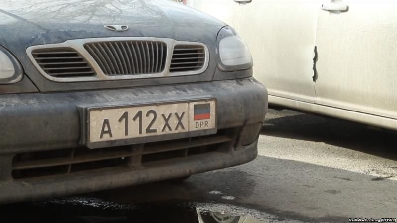 Сепаратисти на Донбасі змушують місцевих водіїв міняти номери на "DPR" або "LPR"
