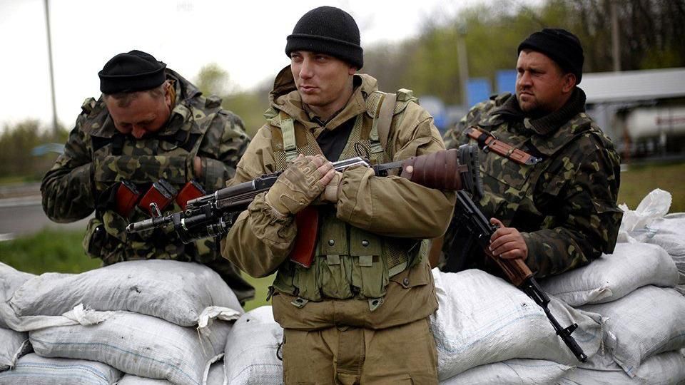 Терористи Донбасу вкотре б'ють по українських позиціях: є поранені Терористи Донбасу вкотре б'ють по українських позиціях: є поранені