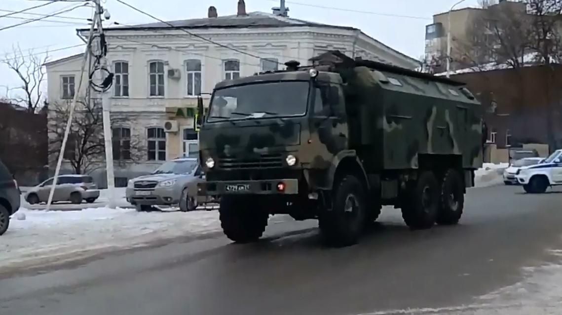 Поблизу кордону Росії з Україною помітили колону військової техніки: відео