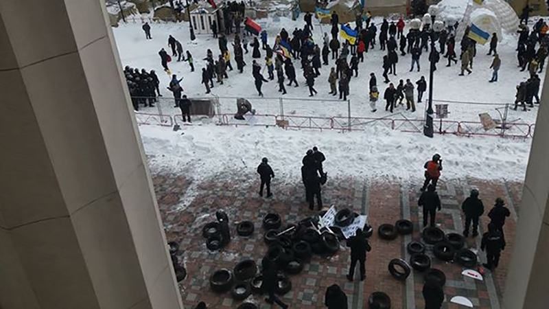 Під Радою знову гаряче: сутички з правоохоронцями, полетіли каміння та вибухові пакети 