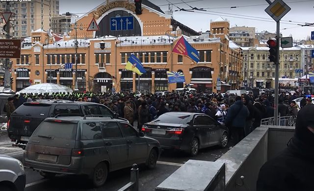 У Києві ветерани перекрили Хрещатик: відео У Києві ветерани перекрили Хрещатик: відео