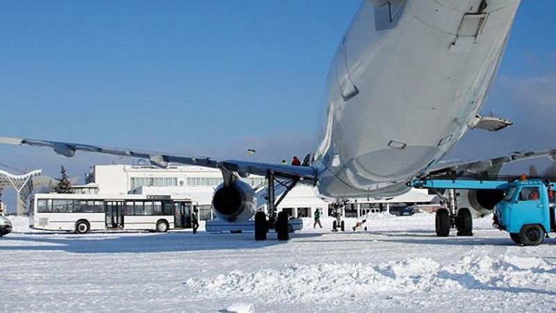 Снігопад в Одесі частково паралізував аеропорт Снігопад в Одесі частково паралізував аеропорт