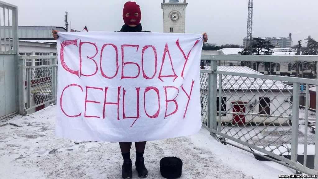 Учасниця Pussy Riot провела у Криму пікет на підтримку Сенцова: фото