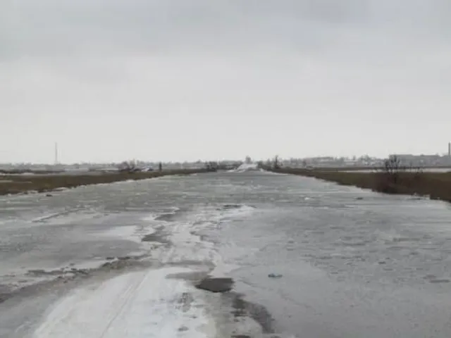 Через сильні пориви вітру Азовське море затопило дорогу на Херсонщині