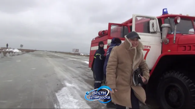 Через сильні пориви вітру Азовське море затопило дорогу Генічеськ – Стрілкове