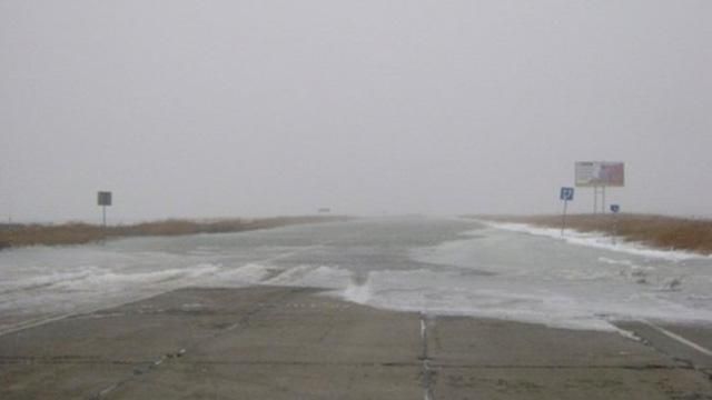 Море вышло из берегов, "отрезав" Арабатскую стрелку от материка: есть фото Море вышло из берегов, "отрезав" Арабатскую стрелку от материка: есть фото