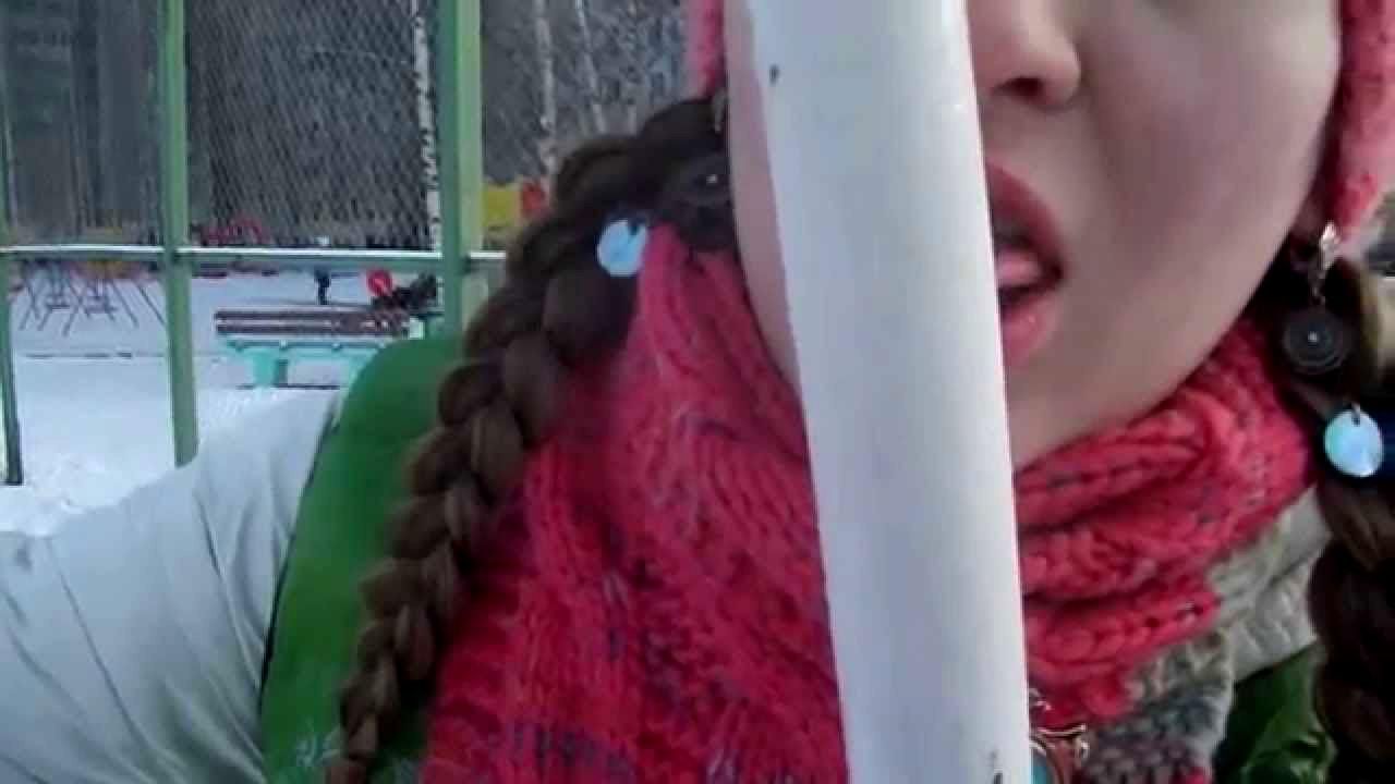 Дівчина примерзла язиком до труби в Одесі