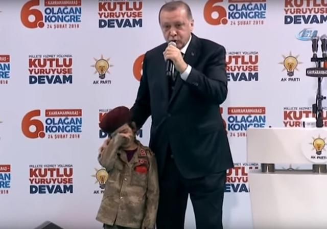 Ердоган дав моторошну обіцянку дівчинці, яка плакала під час його виступу