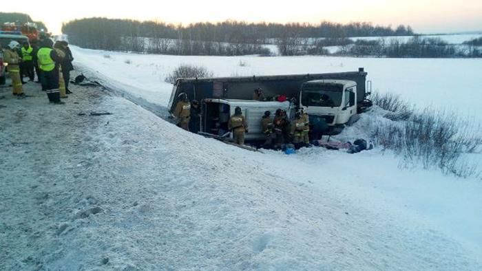 У Росії мікроавтобус з вантажівкою злетіли в кювет: багато загиблих
