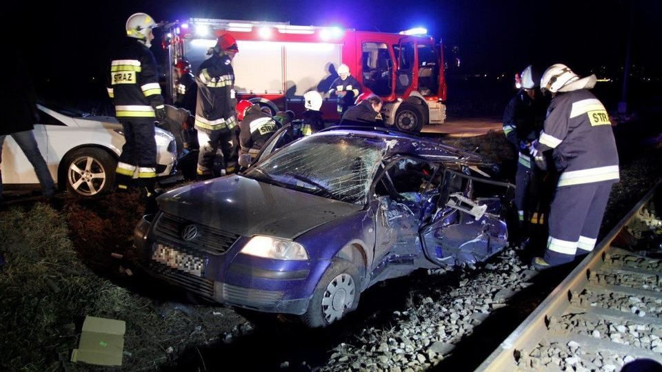 Электричка протаранила автомобиль с украинцами в Польше: много погибших Электричка протаранила автомобиль с украинцами в Польше: много погибших
