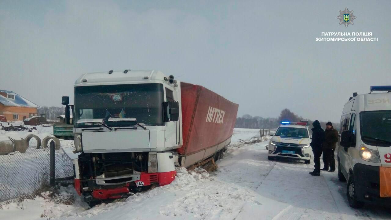 На Житомирщине многотонная фура протаранила забор: фото