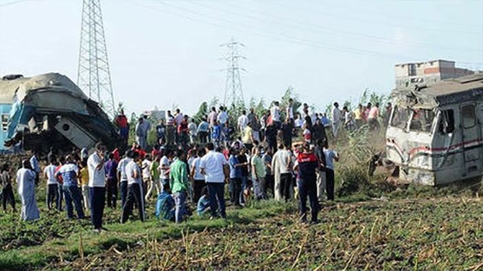 Вагоны пассажирского поезда столкнулись с товарным в Египте: десятки погибших