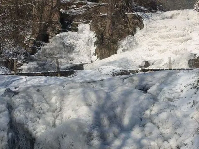 Замерз Джуринський водоспад