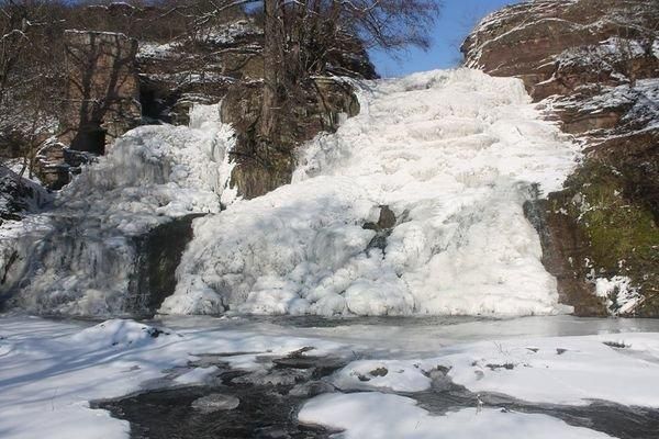 Найбільший рівнинний водоспад України замерз