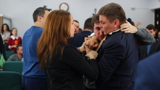 У Луцьку депутати влаштували бійку під час сесії міськради: фото та відео У Луцьку депутати влаштували бійку під час сесії міськради: фото та відео