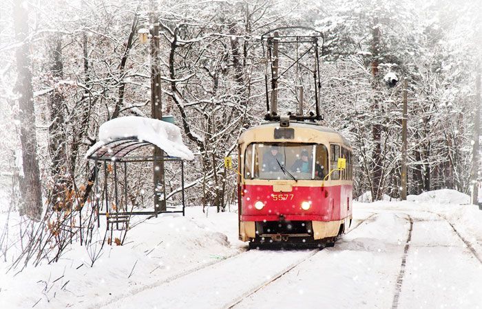 В Харькове трамвай со снегом внутри возил пассажиров: впечатляющее видео