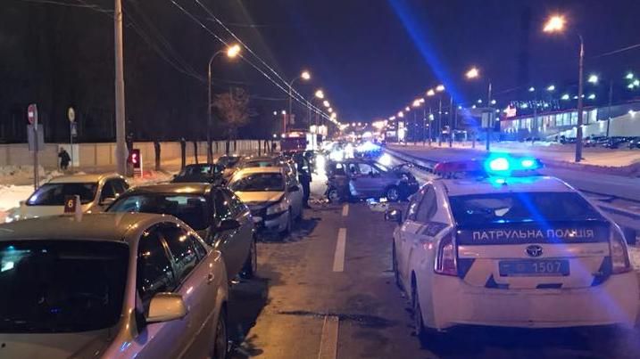 У Києві сталася серйозна масштабна ДТП: фото та відео з місця аварії У Києві сталася серйозна масштабна ДТП: фото та відео з місця аварії