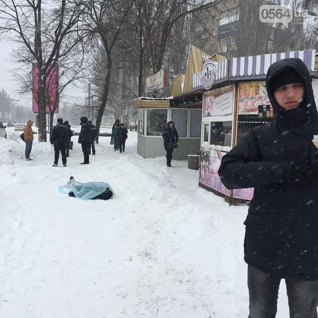 У Кривому Розі на зупинці знайшли тіло чоловіка У Кривому Розі на зупинці знайшли тіло чоловіка