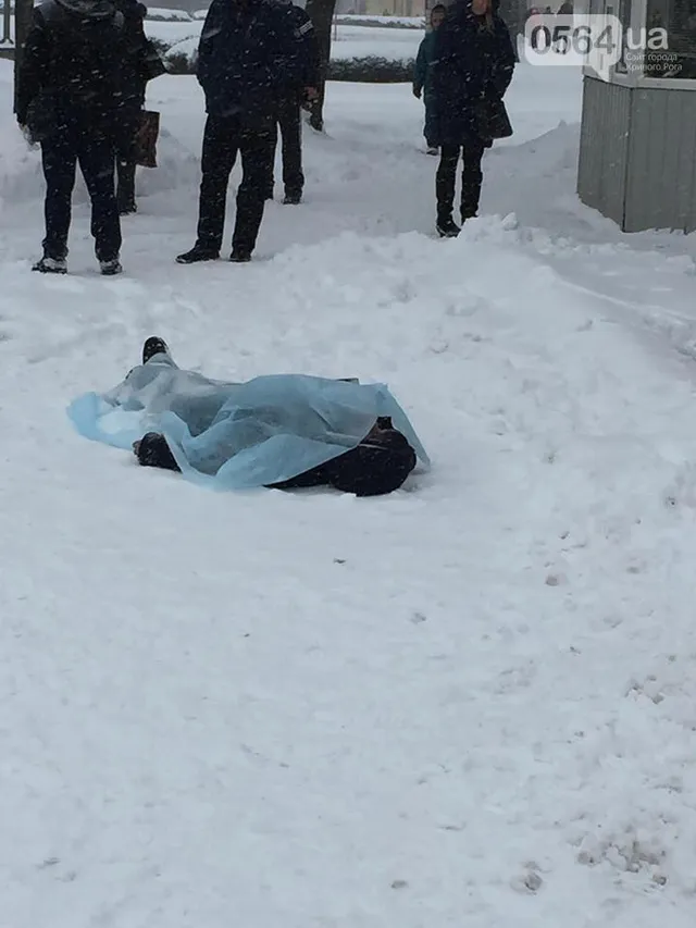 У Кривому Розі на зупинці знайшли тіло чоловіка У Кривому Розі на зупинці знайшли тіло чоловіка