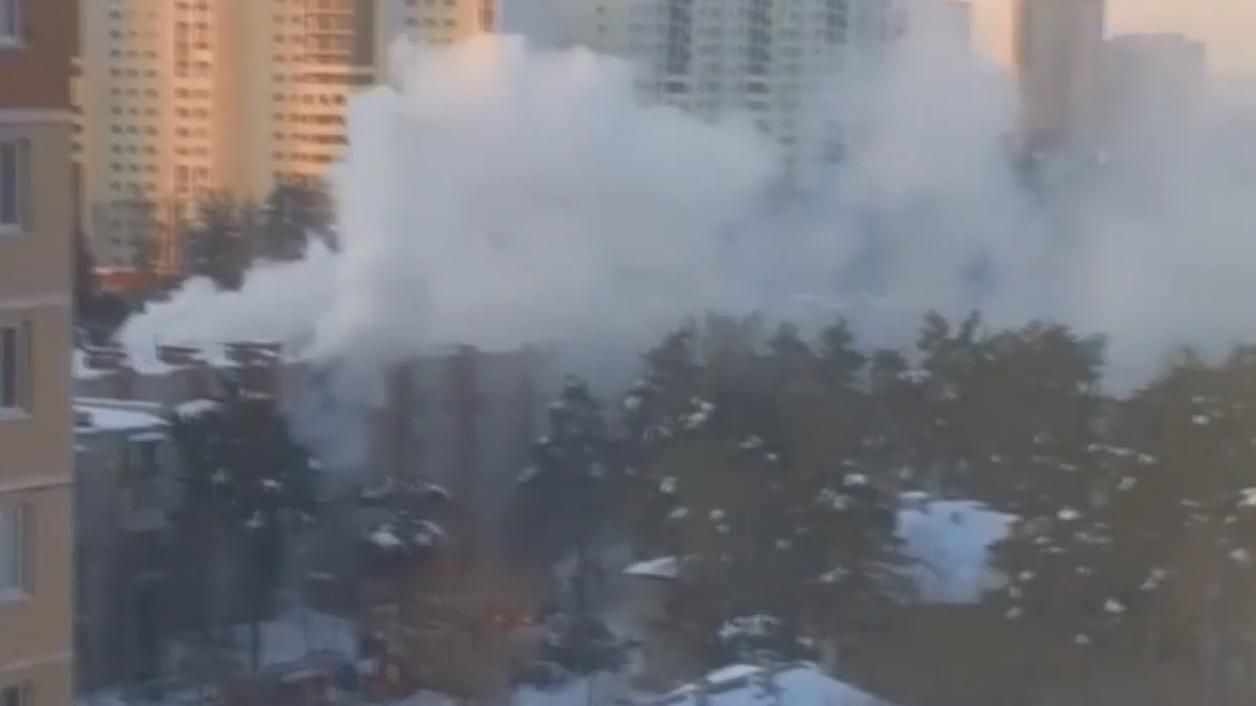 Люди вистрибували з вікон: у Росії загорівся житловий будинок (відео)
