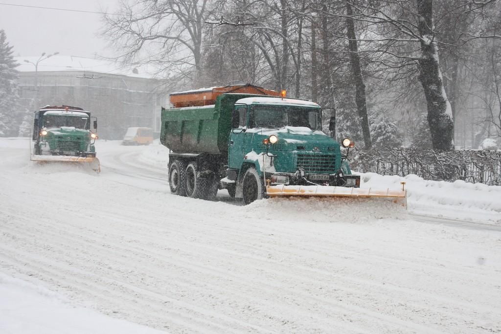 Чтобы убрать снег в Киеве, нужна помощь Минобороны и МВД