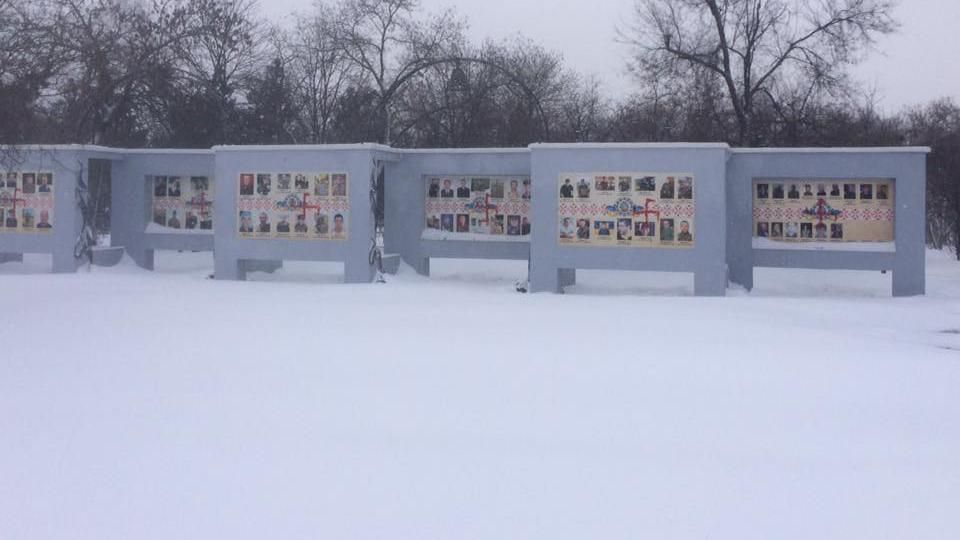 Вандали познущалися з меморіалу Героям Небесної Сотні в Херсоні: фото