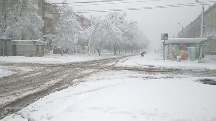 В Херсон и Харьков из-за снега люди толкают троллейбус: видео