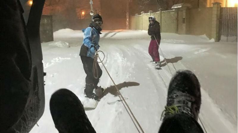 Экстремалы в Одессе устроили ночные катания на сноубордах: веселое видео
