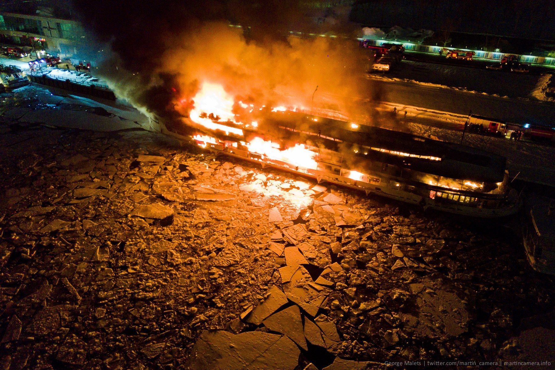 На набережній Москви горить величезний корабель: фото та відео На набережній Москви горить величезний корабель: фото та відео